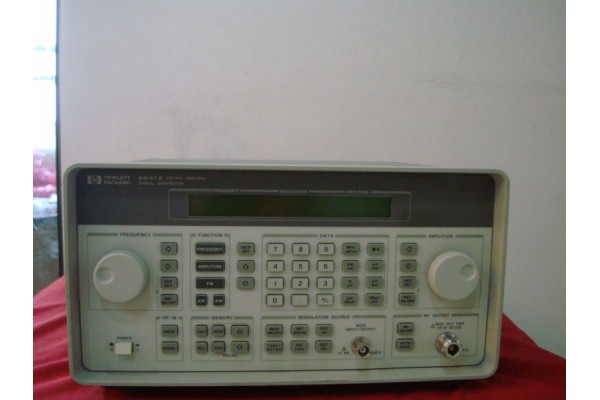 HP8647A 信号源