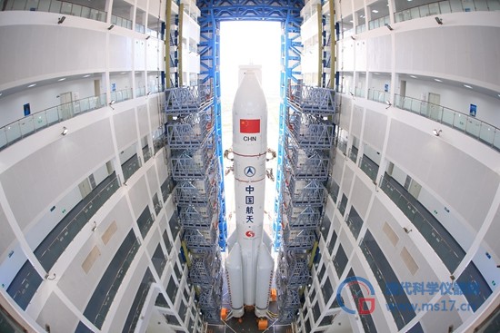 10月28日，海南省文昌市，长征五号运载火箭在海南文昌发射场垂直转运至发射位置。