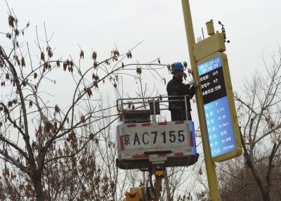 首批新型路灯杆亮相能上网还能充电