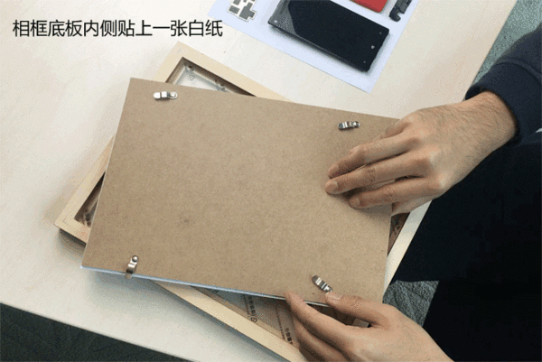 选择到合适的布板方式后,用另一张A4纸贴在相框底板内侧,然后根据布板的方式把元器件逐个粘到上面。