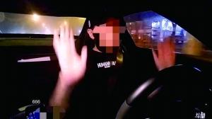 主播开车拿手机不看前方 手撒方向盘玩“激情”