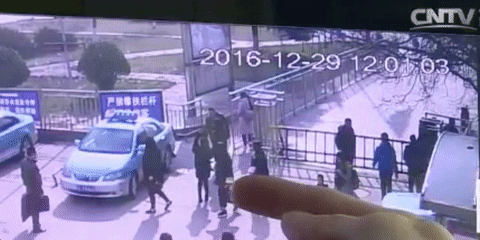 山西火车站惊现iPhone碰瓷 专坑低头族