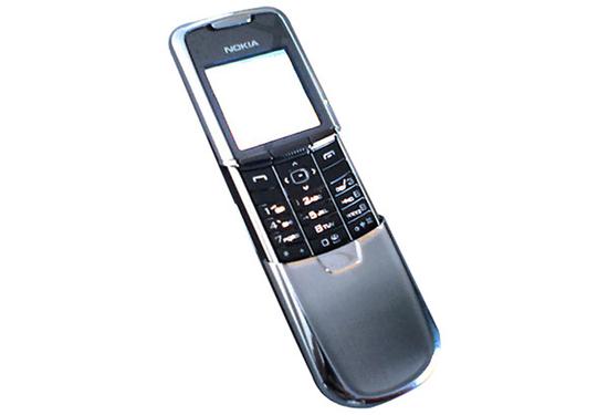 诺基亚8800(2005)——由VERTU产品部设计,不锈钢机身,蓝宝石涂层,独特的滑盖设计