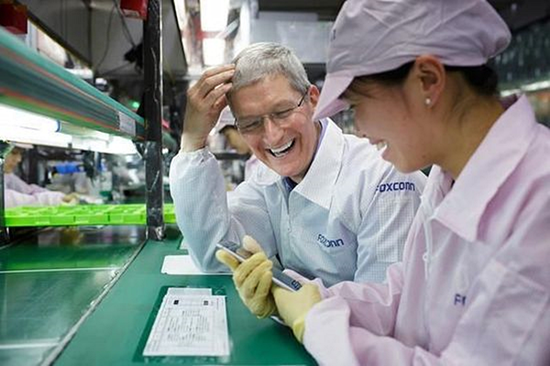 库克与富士康(图片源于网络)